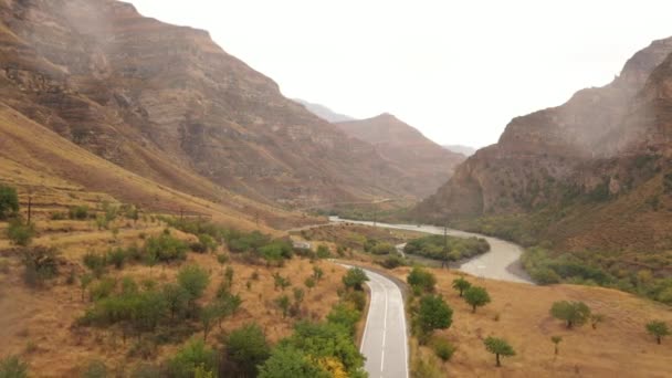 ダゲスタンの道だ。山道を車で運転の空中ビュー。美しい山道。我々は、山道に沿って運転している。道路の旅。山の風景 — ストック動画