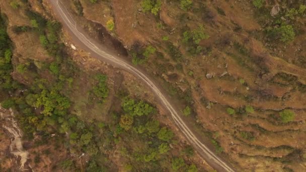 Caminos de Daguestán. Vista aérea del coche que conduce en una carretera de montaña. Hermoso camino de montaña. Estamos conduciendo por un camino de montaña. Viaje por carretera. Paisaje de montaña — Vídeos de Stock