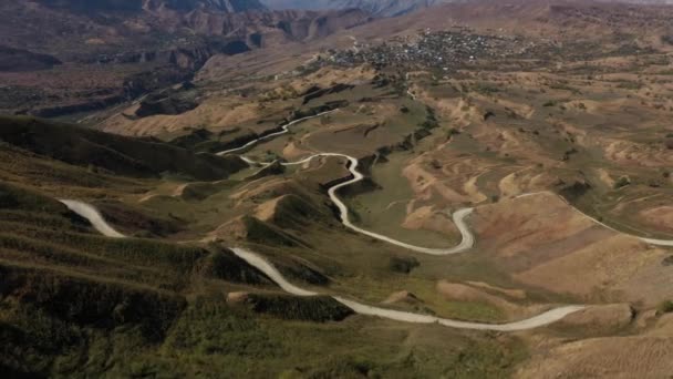 Caminos de Daguestán. Vista aérea del coche que conduce en una carretera de montaña. Hermoso camino de montaña. Estamos conduciendo por un camino de montaña. Viaje por carretera. Paisaje de montaña — Vídeo de stock