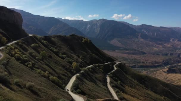 Estradas do Daguestão. Vista aérea do carro dirigindo em uma estrada de montanha. Bela estrada de montanha. Estamos dirigindo ao longo de uma estrada de montanha. Viagem de carro. Paisagem montesa — Vídeo de Stock