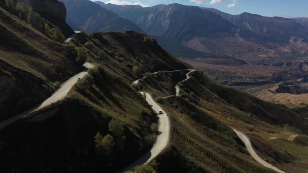 Routes du Daghestan. Vue aérienne de la voiture conduisant sur une route de montagne. Belle route de montagne. Nous roulons le long d'une route de montagne. Road trip. Paysage de montagne — Video