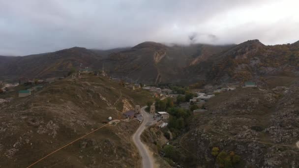 Caminos de Daguestán. Vista aérea del coche que conduce en una carretera de montaña. Hermoso camino de montaña. Estamos conduciendo por un camino de montaña. Viaje por carretera. Paisaje de montaña — Vídeo de stock