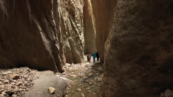 카라 닥 협곡은 다게스탄의 환상적 인 자연의 랜드마크입니다. 자연적 인 매력, 골짜기의 관광객들 — 비디오