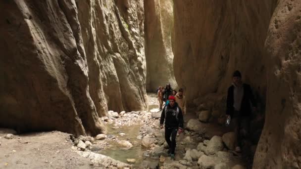Карадахское ущелье - фантастическая природная достопримечательность Дагестана. Природные достопримечательности, туристы в ущелье — стоковое видео