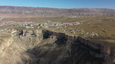 Tobot şelalesinin güzel manzarası. Kafkas dağları. Tobot Şelalesi 'nin hava görüntüsü. En popüler doğal dönüm noktası.
