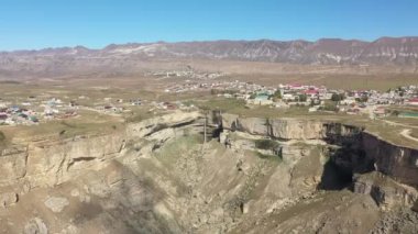 Tobot şelalesinin güzel manzarası. Kafkas dağları. Tobot Şelalesi 'nin hava görüntüsü. En popüler doğal dönüm noktası.