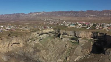 Tobot şelalesinin güzel manzarası. Kafkas dağları. Tobot Şelalesi 'nin hava görüntüsü. En popüler doğal dönüm noktası.