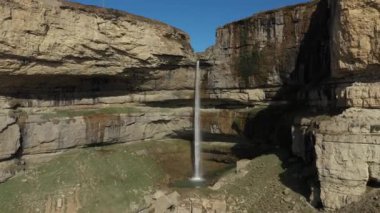 Tobot şelalesinin güzel manzarası. Kafkas dağları. Tobot Şelalesi 'nin hava görüntüsü. En popüler doğal dönüm noktası.