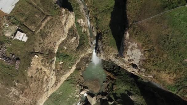 Hermosa vista de la cascada Tobot. Montañas del Cáucaso. Vista aérea de la cascada Tobot. Monumento natural más popular — Vídeo de stock