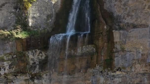 Belle vue sur la cascade Tobot. Montagnes du Caucase. Vue aérienne de la cascade Tobot. Repère naturel le plus populaire — Video