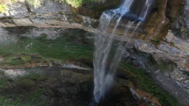 Tobot şelalesinin güzel manzarası. Kafkas dağları. Tobot Şelalesi 'nin hava görüntüsü. En popüler doğal dönüm noktası.