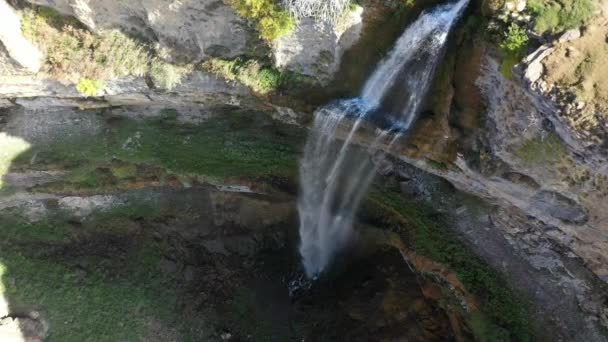 Hermosa vista de la cascada Tobot. Montañas del Cáucaso. Vista aérea de la cascada Tobot. Monumento natural más popular — Vídeos de Stock