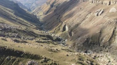 Tsolotlinsky Kanyonu ve Tobot Nehri 'nin havadan görünüşü. Dağıstan, Kuzey Kafkasya, Rusya