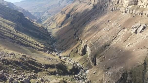 A Tsolotlinsky kanyon és a Tobot folyó légi kilátása. Dagesztán, Észak-Kaukázus, Oroszország — Stock videók