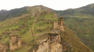Terk edilmiş köyün eski kuleleri ve harabeleri bir uçurumun üzerinde. Ortaçağ Goor köyü kalesinin kalıntıları. Dağıstan 'daki en ilginç ve resimli yerlerden biridir..