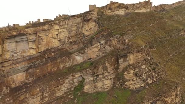 Древние башни и руины заброшенной деревни на скале. Руины средневековой крепости в деревне Гур. Это одно из самых интересных и живописных мест в Дагестане. — стоковое видео