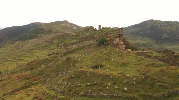 Torres antigas e Ruínas da aldeia abandonada em um penhasco. Ruínas da fortaleza medieval de Goor. É um dos lugares mais interessantes e pitorescos do Daguestão. — Vídeo de Stock