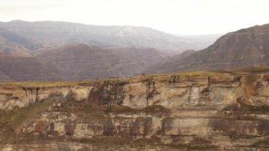 İnanılmaz güzel uçurumlar, kaya diller, adrenalin ve harika bir dağ manzarası. Dağıstan 'daki en ilginç ve resimli yerlerden biridir. Goor Köyü