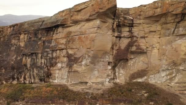 Increíblemente hermoso acantilado, lenguas de roca, adrenalina y una gran vista de las montañas. Es uno de los lugares más interesantes y pintorescos de Daguestán. Pueblo de Goor — Vídeo de stock