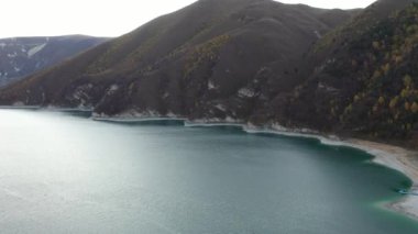 Dağ Gölü. Güzel dağ yolu. Sakin göl üzerinde uçmak, yol gezisi. Dağ manzarası