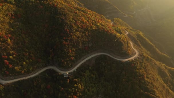 Estrada em um belo desfiladeiro de montanha. Outono nas montanhas, bela paisagem e estrada sinuosa para um lugar remoto. Vista aérea — Vídeo de Stock