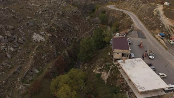 美しい山の峡谷で道路。山の中で秋には、美しい風景やリモートの場所に曲がりくねった道。空中風景 — ストック動画