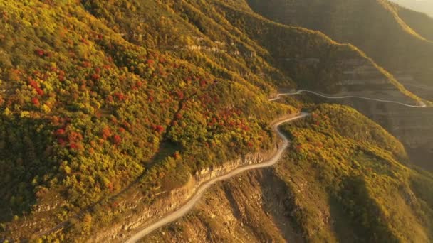 美しい山の峡谷で道路。山の中で秋には、美しい風景やリモートの場所に曲がりくねった道。空中風景 — ストック動画