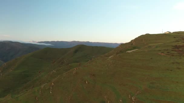 山岳ダゲスタンのテラス、遠隔地の農業の奇跡。山の中の田園風景 — ストック動画