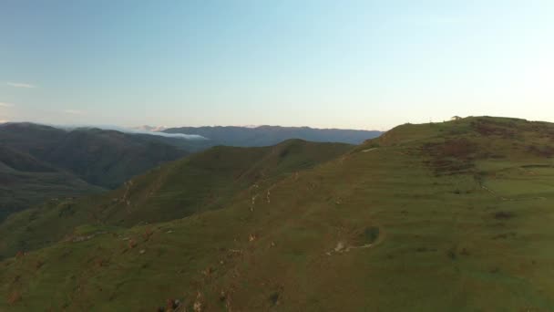 Terasy hornatého Dagestánu, zemědělský zázrak v odlehlých oblastech. Venkovská krajina v horách — Stock video