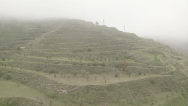 Terrassen van bergachtige Dagestan, een landbouwwonder in afgelegen gebieden. Landelijk landschap in de bergen — Stockvideo