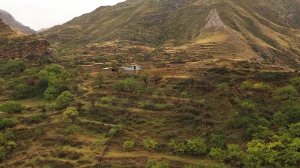 Terraços do Daguestão montanhoso, um milagre agrícola em áreas remotas. Paisagem rural nas montanhas — Vídeo de Stock