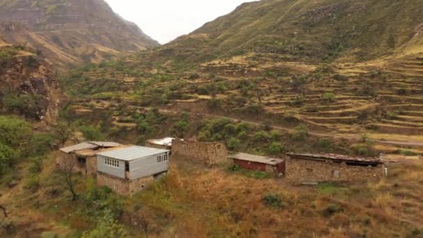 Terraços do Daguestão montanhoso, um milagre agrícola em áreas remotas. Paisagem rural nas montanhas — Vídeo de Stock