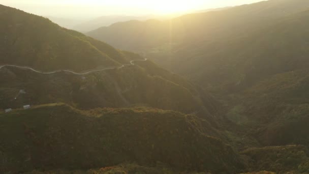 Camino en un hermoso desfiladero de montaña. Otoño en las montañas, hermoso paisaje y sinuoso camino a un lugar remoto. Vista aérea — Vídeos de Stock