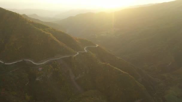 在美丽的山谷中的路。秋天在山上,美丽的风景和蜿蜒曲折的道路通往一个遥远的地方.空中景观 — 图库视频影像