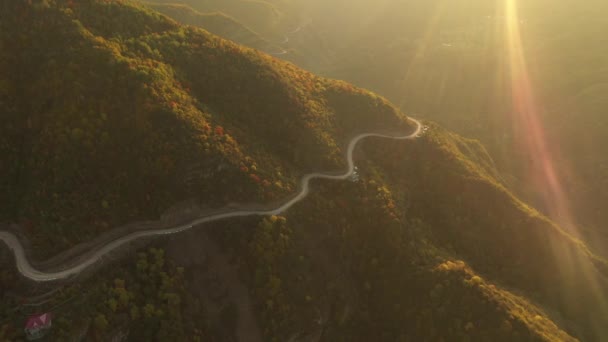 Estrada em um belo desfiladeiro de montanha. Outono nas montanhas, bela paisagem e estrada sinuosa para um lugar remoto. Vista aérea — Vídeo de Stock