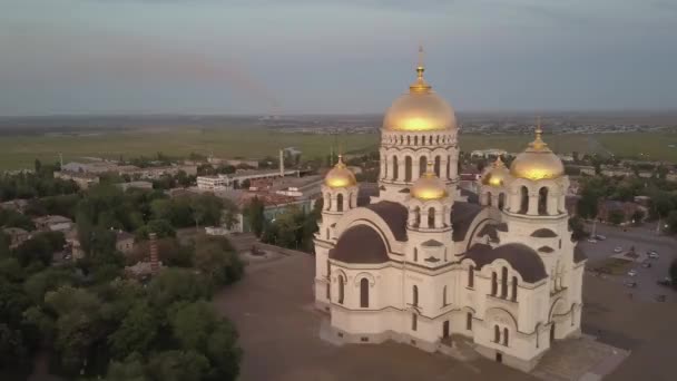 Pohled na katedrálu Nanebevzetí Panny Marie při západu slunce v ruském Novocherkassku. bez klasifikace barev — Stock video