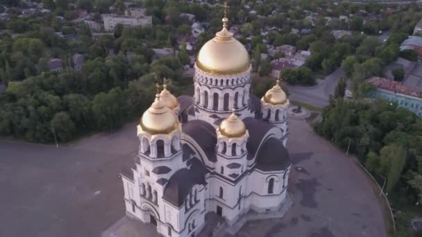 Uitzicht op de Hemelvaart kathedraal tijdens zonsondergang in Novocherkassk, Rusland. geen kleurindeling — Stockvideo