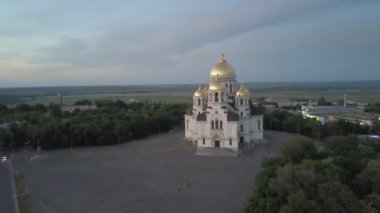Rusya 'nın Novocherkassk şehrinde gün batımında yükselme katedrali manzarası. Renk notu yok