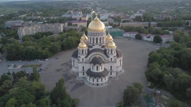 ロシアのNovocherkasskで日没の間のアセンション大聖堂の眺め。カラーグレーディングなし — ストック動画