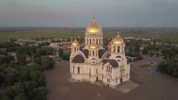 Uitzicht op de Hemelvaart kathedraal tijdens zonsondergang in Novocherkassk, Rusland. geen kleurindeling — Stockvideo