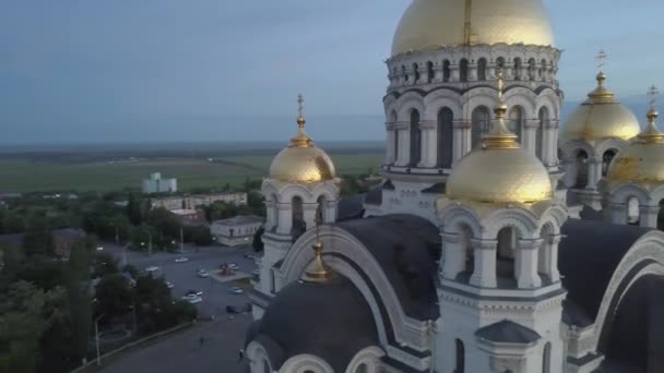 俄罗斯Novocherkassk日落时的阿森松主教座堂景观。没有颜色分级 — 图库视频影像