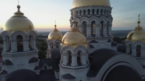 Uitzicht op de Hemelvaart kathedraal tijdens zonsondergang in Novocherkassk, Rusland. geen kleurindeling — Stockvideo