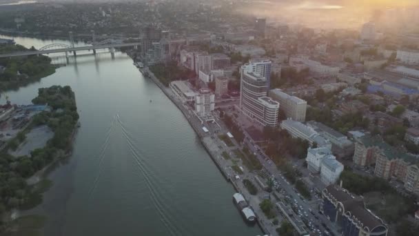 Volo sopra il centro della città e attrazioni, Rostov-sul-Don panorama della città. nessuna classificazione del colore — Video Stock