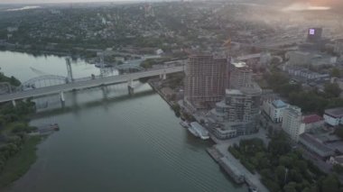 Şehir merkezindeki uçuş ve eğlence merkezi, şehrin Rostov-on-Don panoraması. Renk notu yok