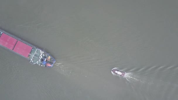 Un barco en el río. Pequeño barco navega en el río, vista aérea, sin clasificación de color — Vídeos de Stock