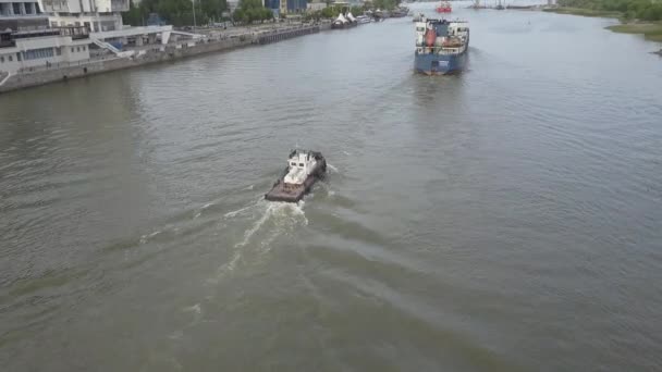 Un barco en el río. Pequeño barco navega en el río, vista aérea, sin clasificación de color — Vídeos de Stock