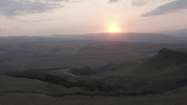 Solnedgang ved foden af bakkerne. solnedgang over efteråret bakker. ingen farveklassificering – Stock-video