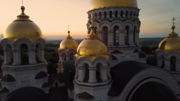 Uitzicht op de Hemelvaart kathedraal tijdens zonsondergang in Novocherkassk, Rusland — Stockvideo