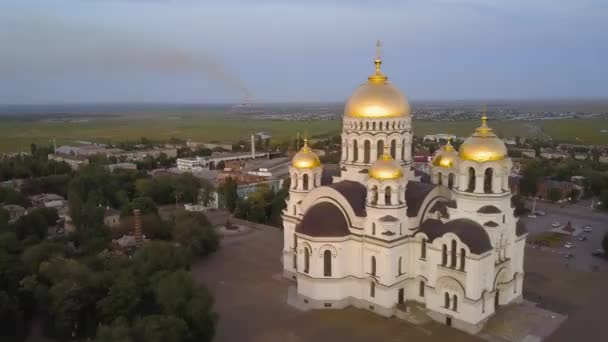 Uitzicht op de Hemelvaart kathedraal tijdens zonsondergang in Novocherkassk, Rusland — Stockvideo