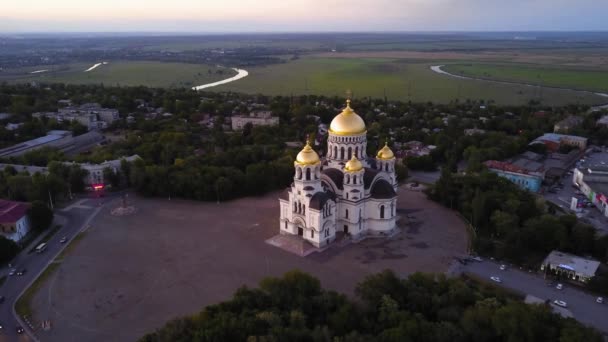 Uitzicht op de Hemelvaart kathedraal tijdens zonsondergang in Novocherkassk, Rusland — Stockvideo